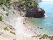 Пляж Crvena Glavica (Црвена Главица, скалисто-песчаный)