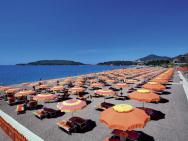 Пляж Queen of Montenegro (песчано-галечный)