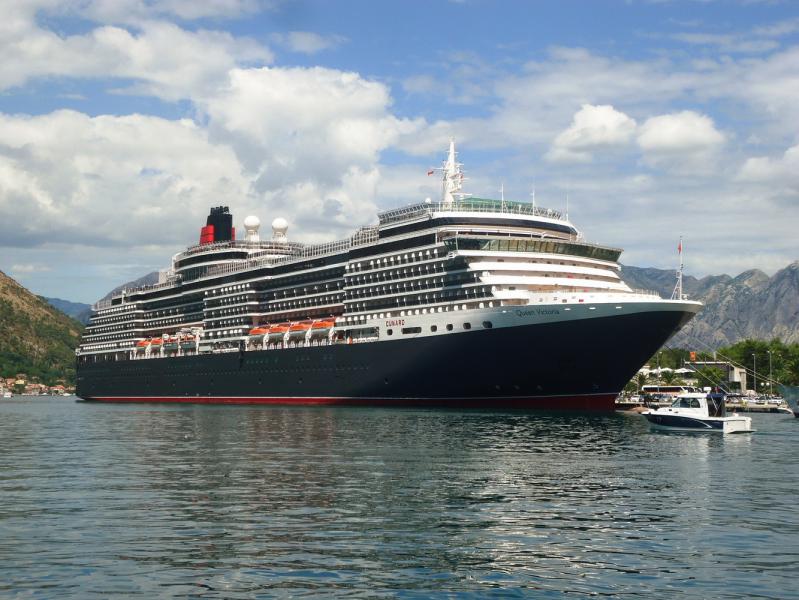 круизный лайнер <a href='/montenegro/towns/city-kotor/' >Котор</a>